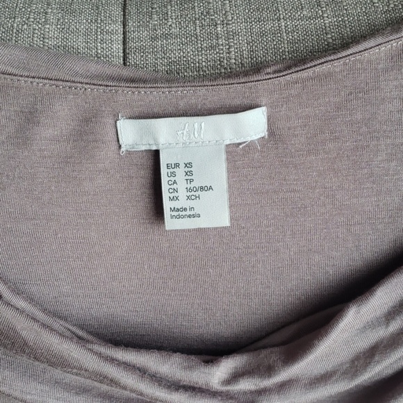 H&M ruffled sleeveless shirt - Picture 6 of 8